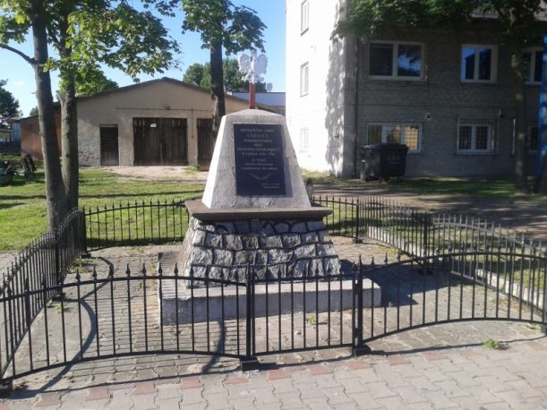 Obelisk poświęcony mieszkańcom gminy Ładzice, zamordowanym przez hitlerowców w czasie II wojny światowej