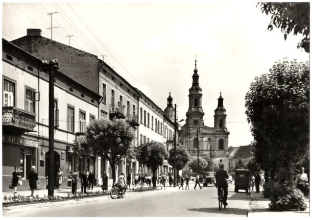 Czarno-biała pocztówka z Radomska – ulica Reymonta w widokiem na kościół Św. Lamberta