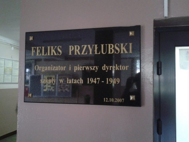 Tablica poświęcona Feliksowi Przyłubskiemu (w Zespole Szkół Ponadgimnazjalnych nr 1 w Radomsku)