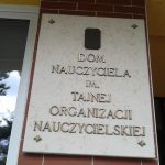 Dom Nauczyciela im. Tajnej Organizacji Nauczycielskiej (tablica na budynku przy placu 3-go Maja)