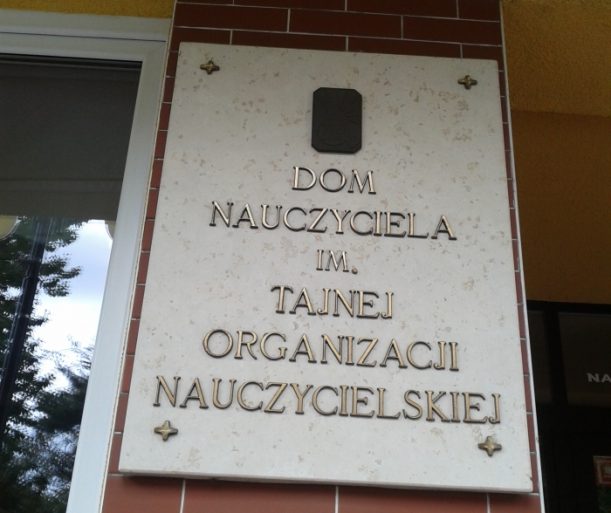 Dom Nauczyciela im. Tajnej Organizacji Nauczycielskiej (tablica na budynku przy placu 3-go Maja)