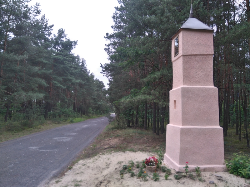 Kapliczka – pozostałość po cmentarzu cholerycznym w Radziechowicach Drugich