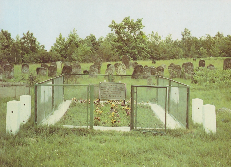 [stare zdjęcie] Zbiorowa mogiła na cmentarzu żydowskim w Radomsku