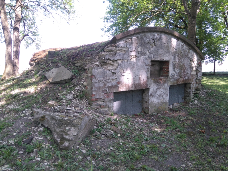 Stara piwniczka na terenie dworu w Sekursku