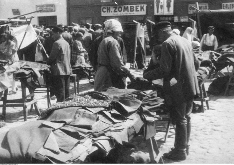 [stare zdjęcie] Sprzedaż materiałów na targu w Radomsku
