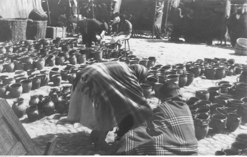 [stare zdjęcie] Sprzedaż glinianych naczyń na targu w Radomsku