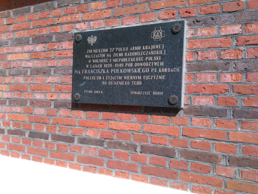 Tablica poświęcona żołnierzom 27 pułku AK na ścianie kościoła w Żytnie