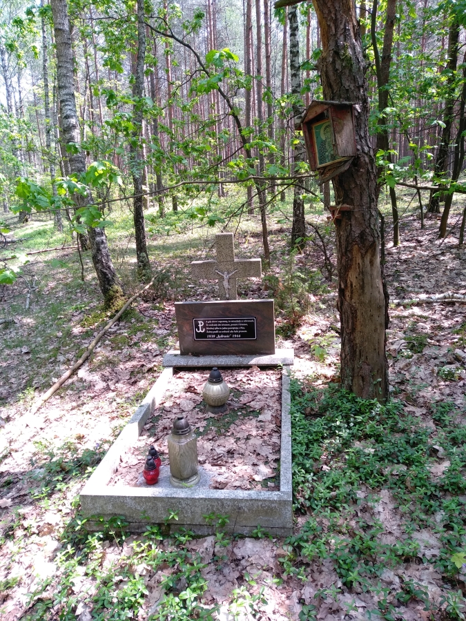 Grób w środku lasu koło Fryszerki – pamiątka po oddziale „Jędrusiów”