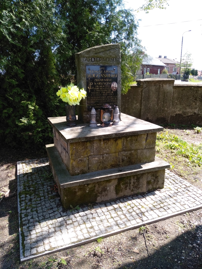 Pomnik Warszyca na placu przed kościołem w Rzejowicach