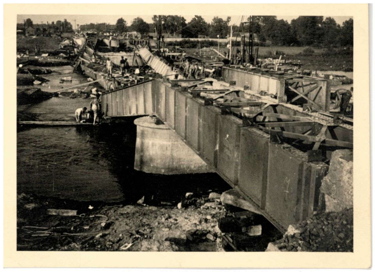 Wrzesień 1939 r. Zdjęcie wysadzonego mostu na Warcie w Bobrach
