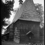 [stare zdjęcie] Drewniany kościół św. Marii Magdaleny w Gidlach z krucyfiksem na elewacji