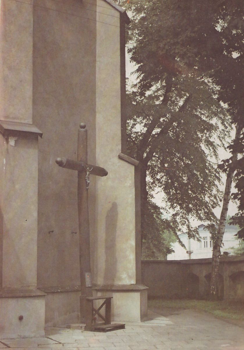 [stare zdjęcie] Krzyż z powstania styczniowego na dziedzińcu klasztoru Franciszkanów