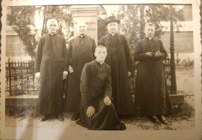 Nieznane przedwojenne fotografie księży sprzed kościoła w Żytnie. Ktoś coś wie?
