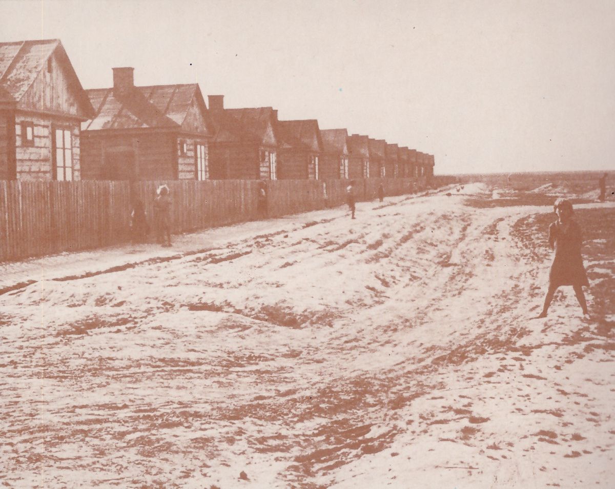 [stare zdjęcie] Domki robotnicze w dzielnicy Kowalowiec w okresie międzywojennym