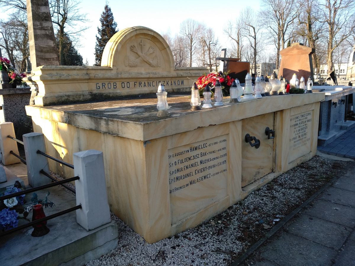 Grób O.O. Franciszkanów na Starym Cmentarzu w Radomsku