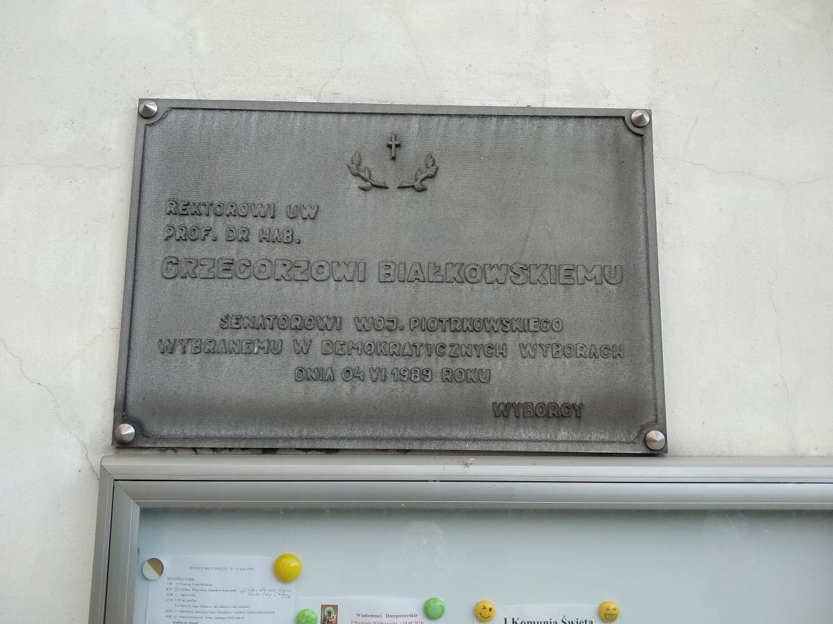Tablica poświęcona prof. Grzegorzowi Białkowskiemu (na ścianie kościoła Św. Lamberta)