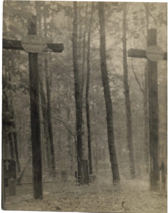 Stare zdjęcie z dwoma krzyżami powstańców styczniowych