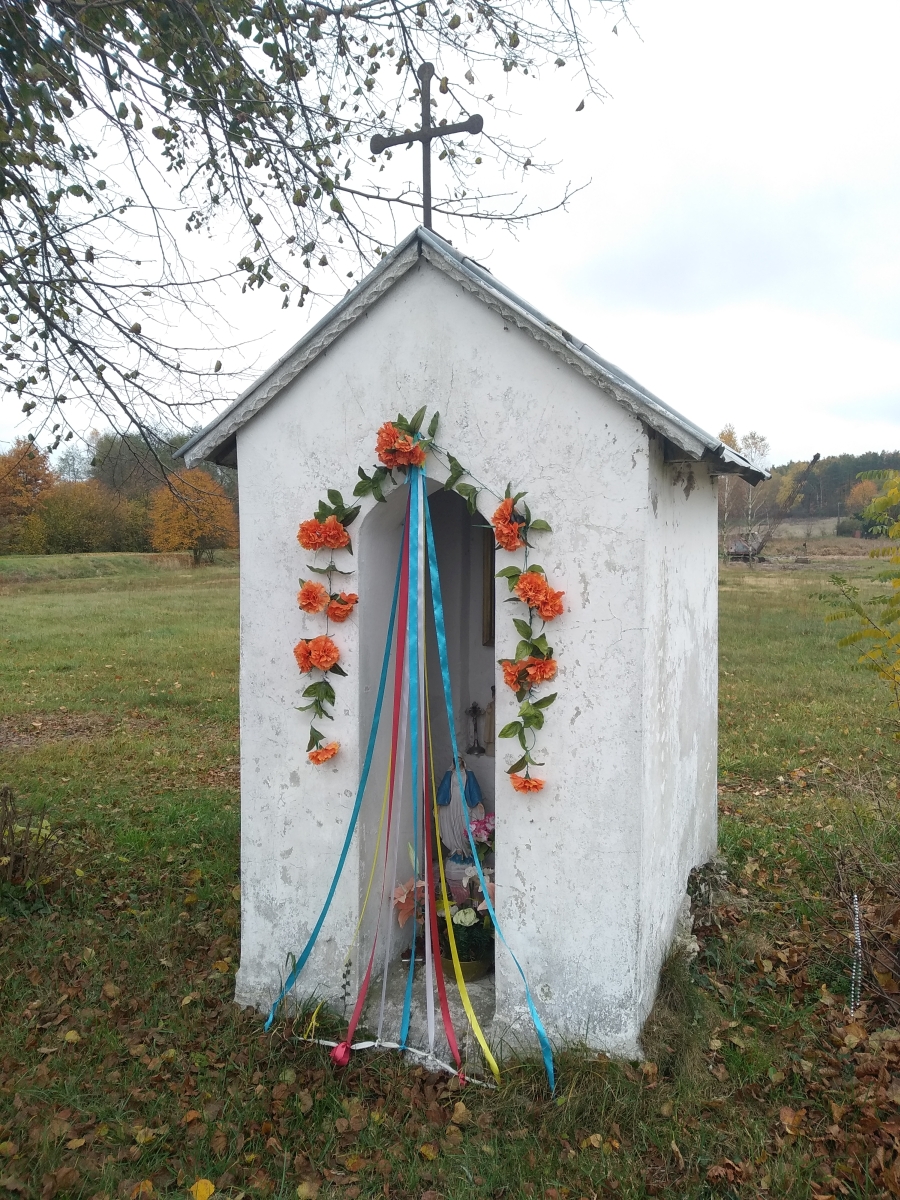 Murowana kapliczka domkowa przy wjeździe do Silnicy