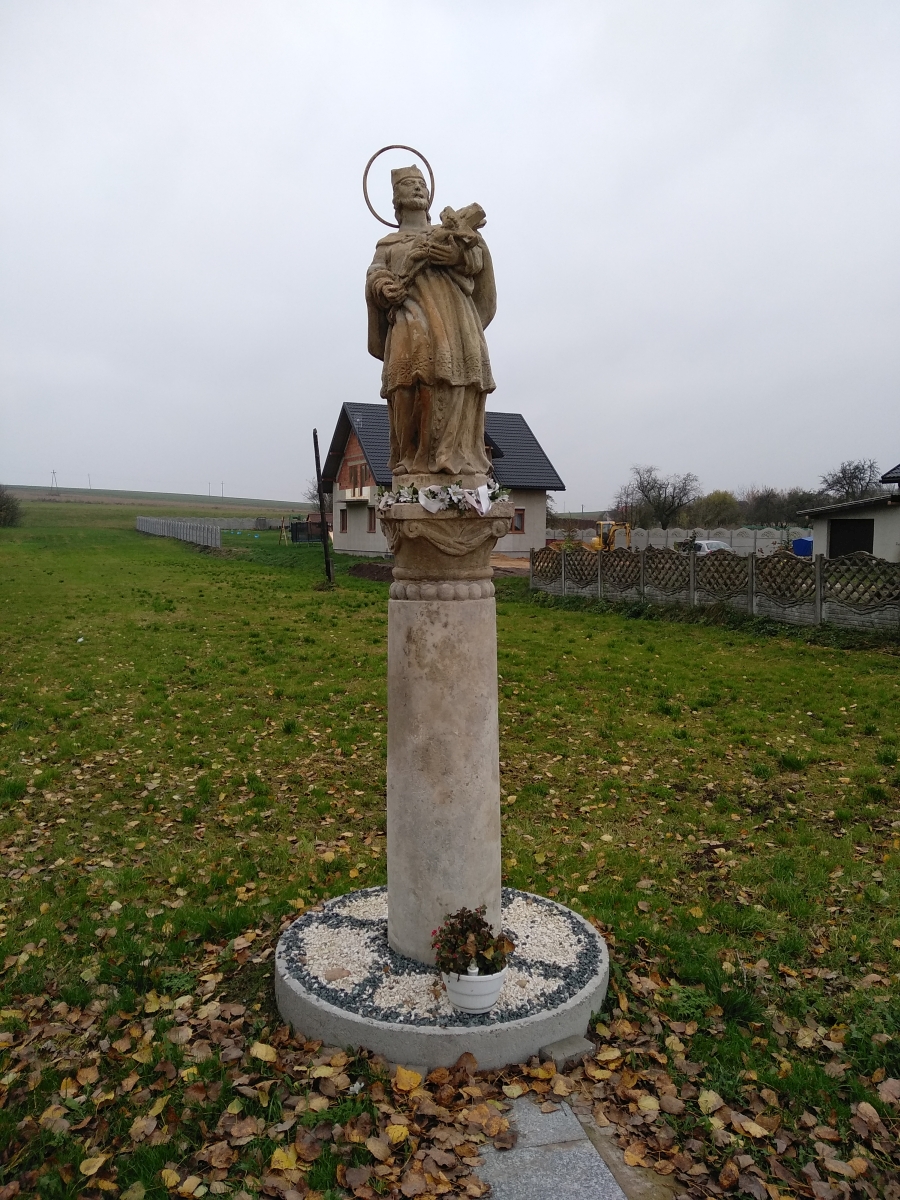 Figura Św. Jana Nepomucena w miejscowości Chełmo