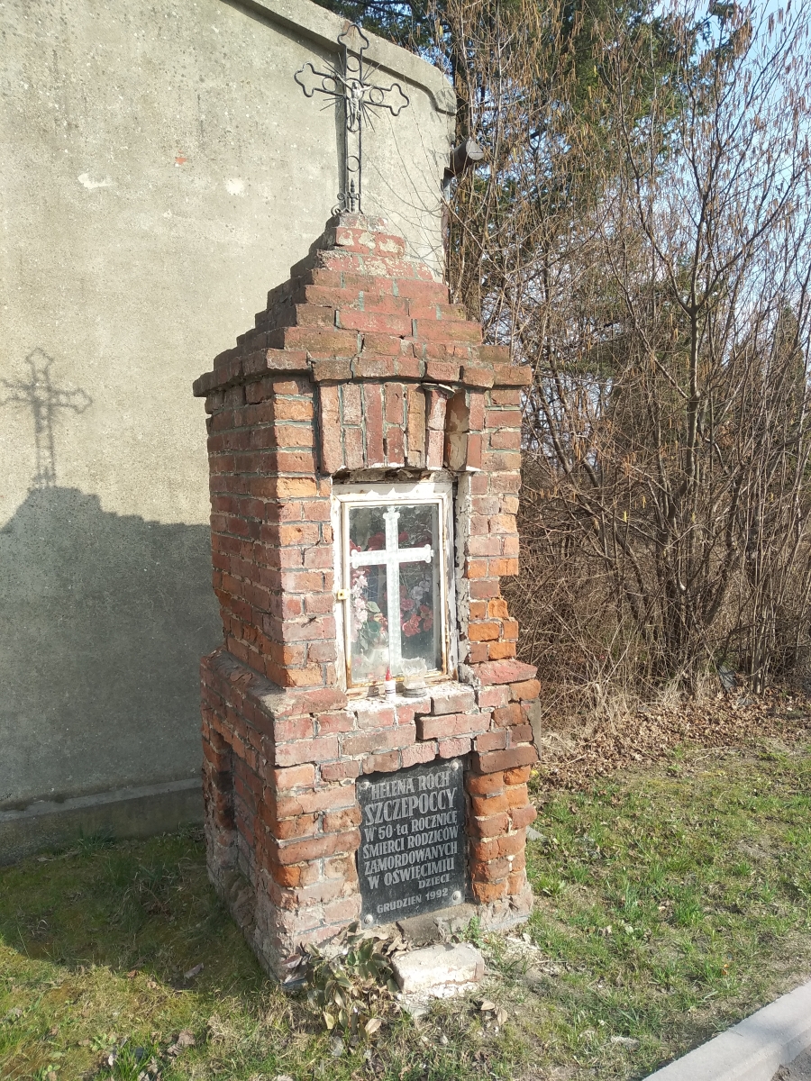 Kapliczka upamiętniająca dwie ofiary Auschwitz-Birkenau (ul. Sucharskiego w Radomsku)