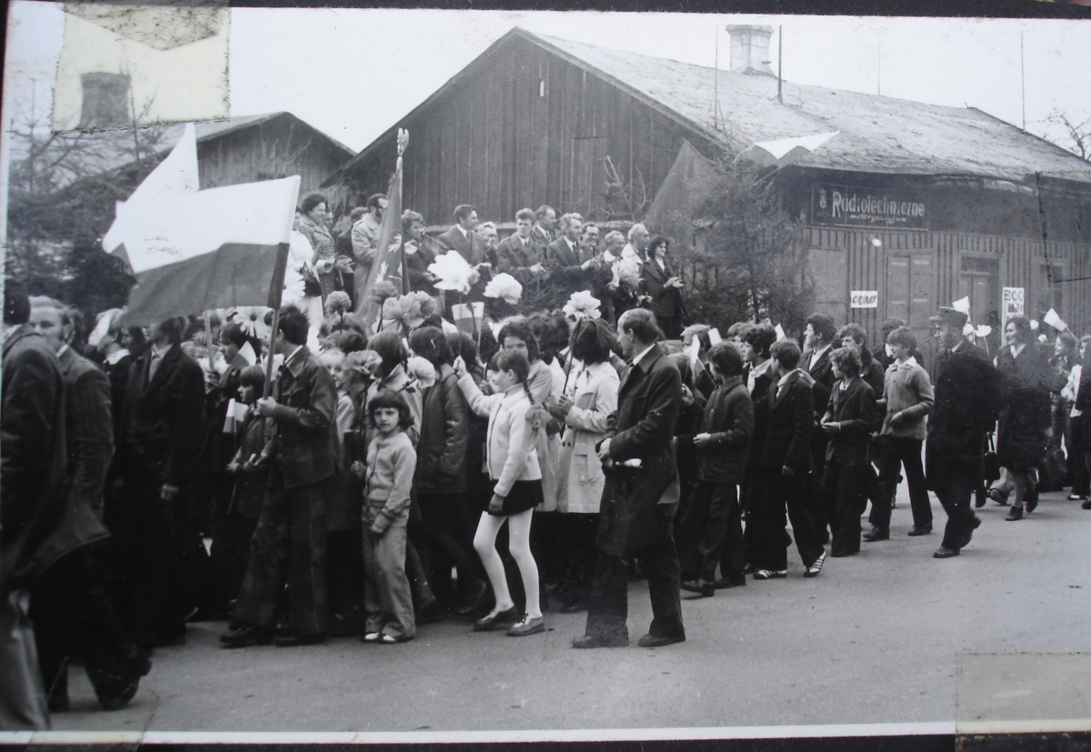 [stare zdjęcie] Pochód pierwszomajowy w Żytnie w latach 70.