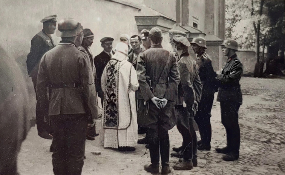 [stare foto] Wrzesień 1939 r., zakonnik z Gidel oraz dowódcy z Wehrmachtu