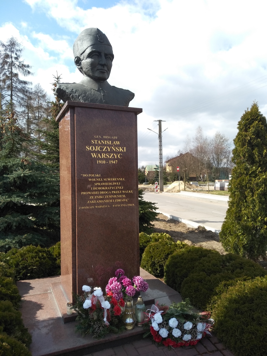Pomnik Warszyca przed stadionem w Kamieńsku
