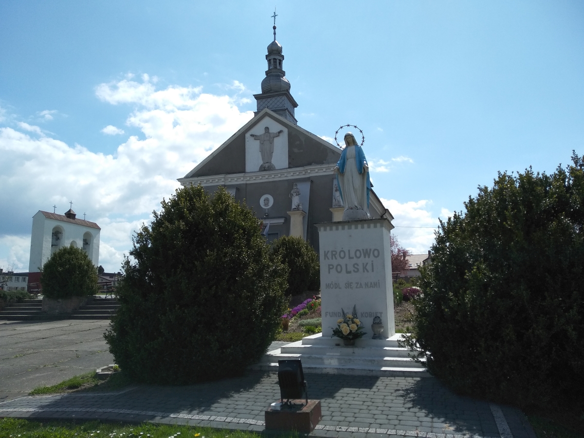 Figura Najświętszej Maryi Panny Królowej Polski przed kościołem w Dobryszycach