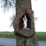 Ciekawa kapliczka na drzewie na granicy gminy Radomsko i Kobiele Wielkie