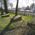 Pozostałości po cmentarzu przykościelnym w Niedośpielinie