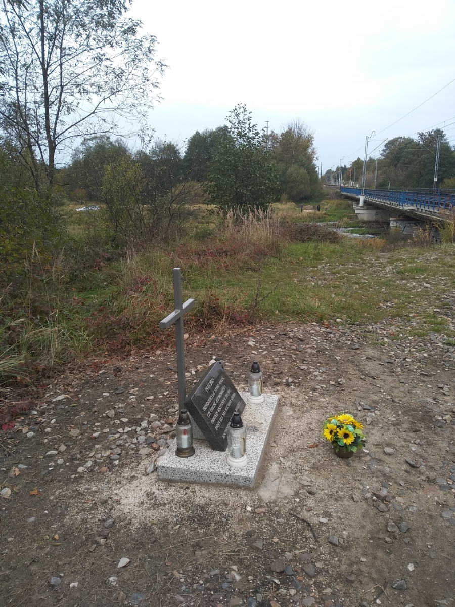 Blisko mostu na Bobrach. Krzyż w miejscu tragicznego wypadku z 2015 roku