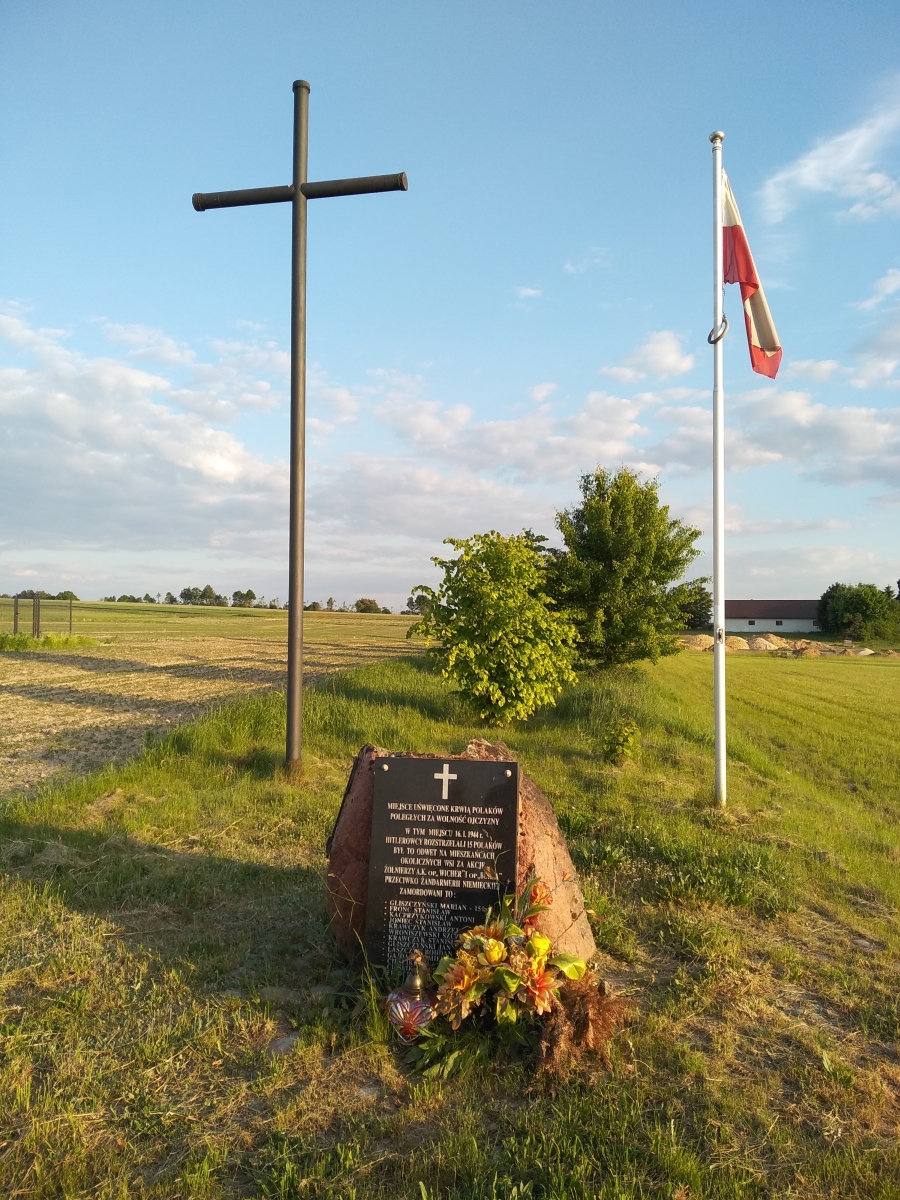 Pamiątkowy głaz z tablicą w miejscu rozstrzelania 15 Polaków koło Reczkowa Nowego