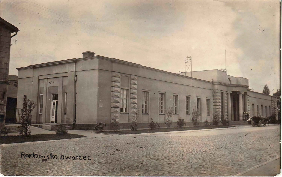 Przedwojenna, rzadko spotykana pocztówka przedstawiająca radomszczański dworzec