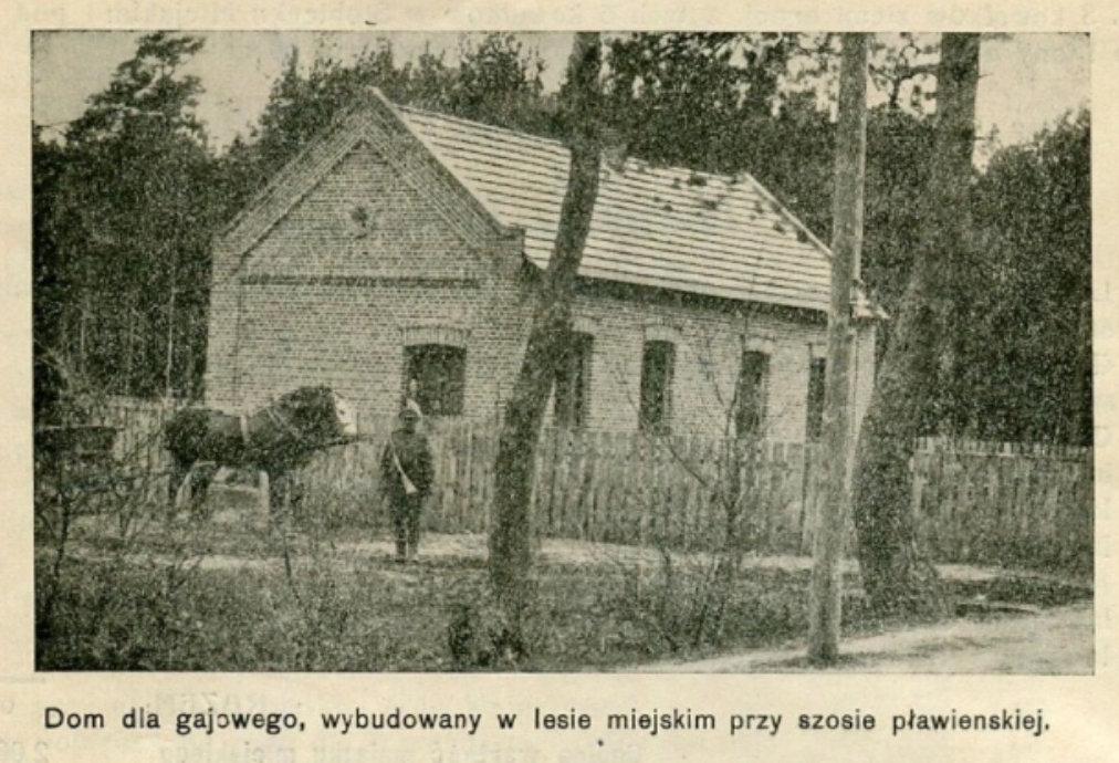 Zdjęcia domu gajowego i innych zabudowań przy szosie na Pławno