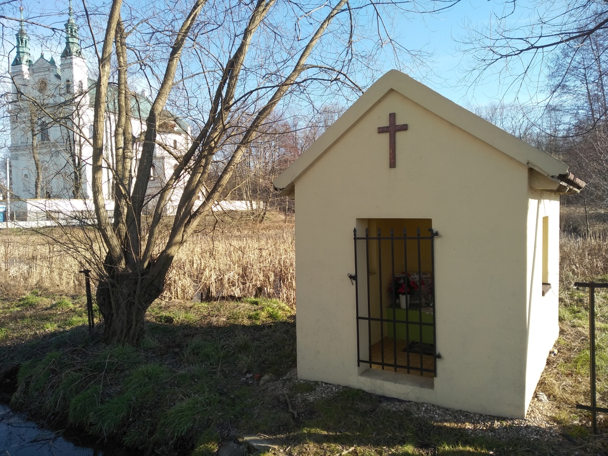 Kapliczka przy stawie w Kruszynie