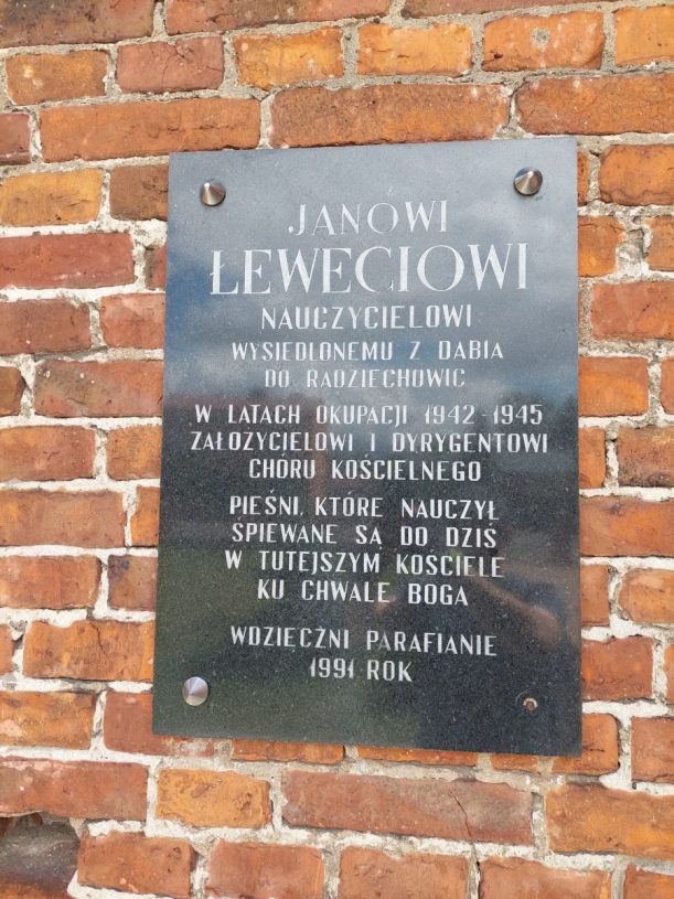 Tablica poświęcona Janowi Łeweciowi na ścianie kościoła w Radziechowicach