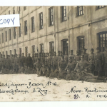 Pocztówka z 1916 roku: Noworadomsk, żołnierze na tle budynków fabrycznych