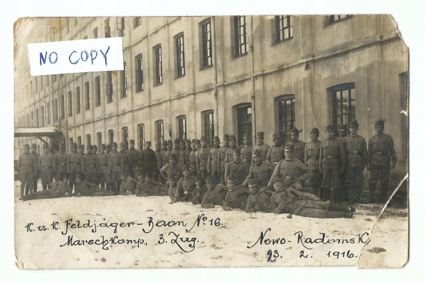 Pocztówka z 1916 roku: Noworadomsk, żołnierze na tle budynków fabrycznych