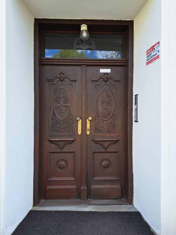 Drzwi wejściowe do klasztoru Franciszkanów od strony ulicy Kościuszki