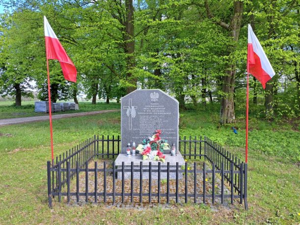 Tablica poświęcona pamięci zamordowanych w 1944 roku w miejscowości Bartodzieje