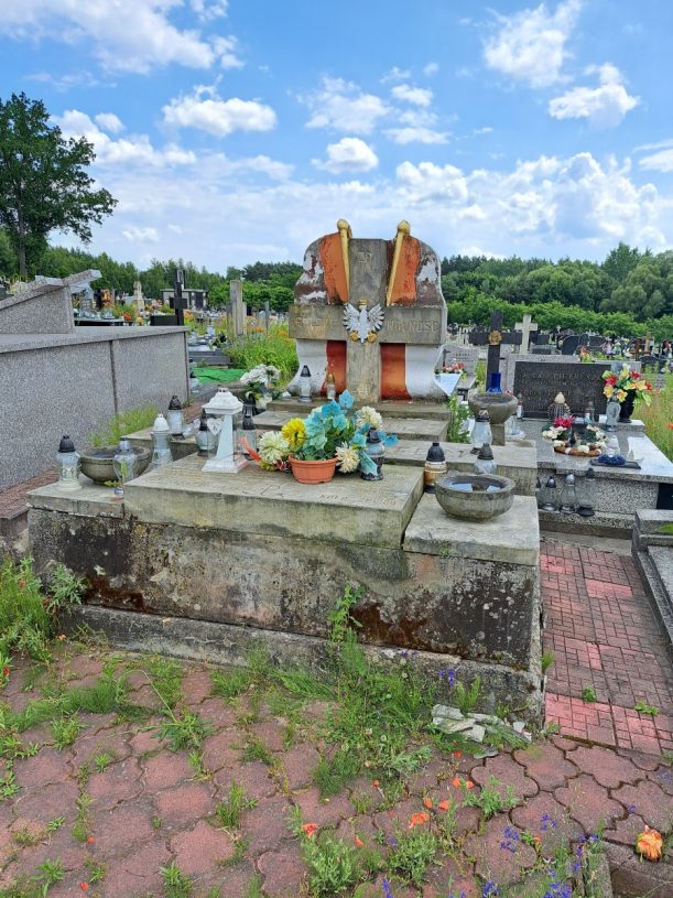 Grób partyzantów na cmentarzu w Przedborzu